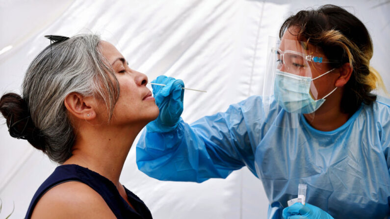 Una asistente médica administra una prueba de COVID-19 a una persona en Sameday Testing el 14 de julio de 2021 en Los Ángeles, California (EE.UU.). (Mario Tama/Getty Images)