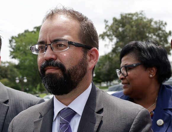 El representante Joe Moody (D-78) (centro) habla con los reporteros después de una reunión con el Senador de los Estados Unidos Joe Manchin (D-WV) en el Capitolio de los Estados Unidos el 15 de julio de 2021 en Washington, DC. (Alex Wong/Getty Images)