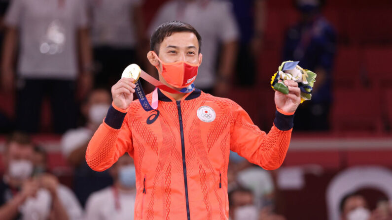 Naohisa Takato, del equipo de Japón, posa con la medalla de oro de la final masculina de judo de 60 kg en el primer día de los Juegos Olímpicos de Tokio 2020 en el Nippon Budokan el 24 de julio de 2021 en Tokio, Japón. (Harry How/Getty Images)