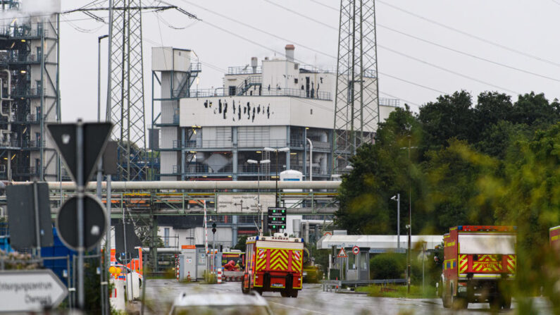 En una imagen de archivo, trabajadores de los bomberos son vistos en el edificio Chempark después de una explosión el 27 de julio de 2021 en Leverkusen, Alemania. (Lukas Schulze/Getty Images)