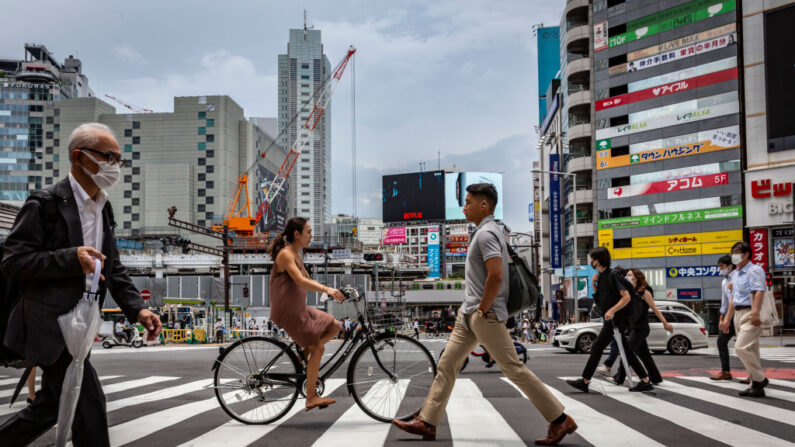 La gente cruza una calle el 30 de julio de 2021 en Tokio, Japón. (Yuichi Yamazaki/Getty Images)