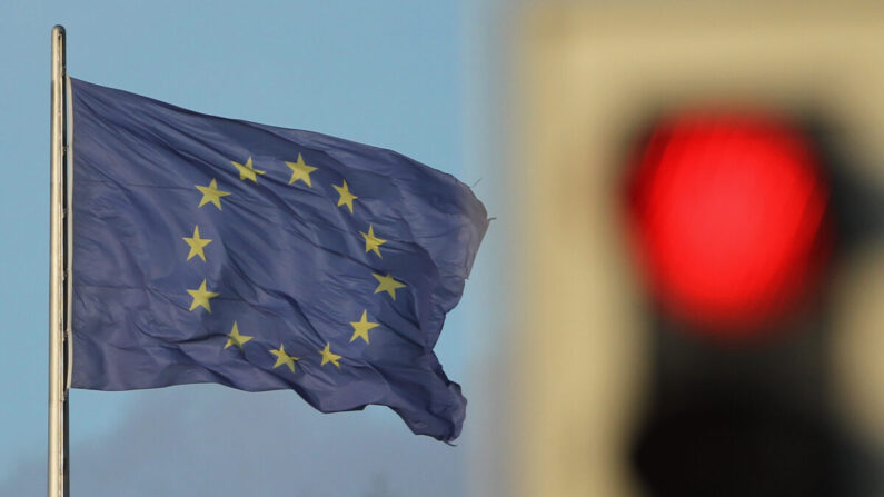 Una bandera de la Unión Europea ondea al viento cerca de un semáforo en rojo en Berlín, Alemania, el 30 de noviembre de 2011. (Sean Gallup/Getty Images)