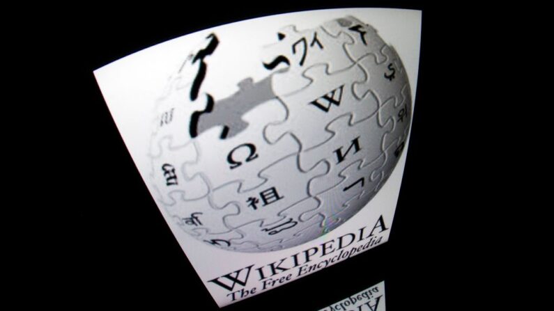 Logotipo de "Wikipedia" en la pantalla de un tablet el 4 de diciembre de 2012 en París. (Lionel Bonaventure / AFP via Getty Images)