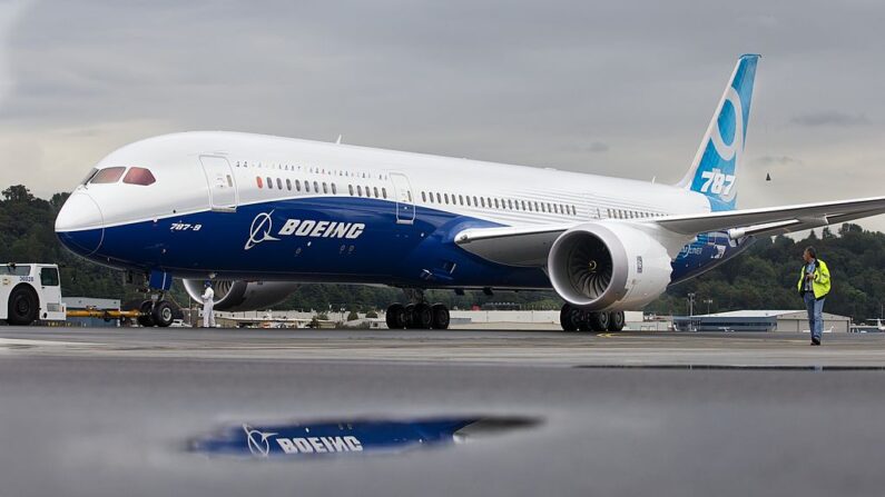 Un Boeing 787-9 Dreamliner hace un taxi después de concluir su primer vuelo el 17 de septiembre de 2013 en Boeing Field en Seattle, Washington (EE.UU.). (Stephen Brashear/Getty Images)