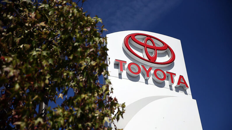 El logo se muestra en Toyota Marin el 1 de octubre de 2013 en San Rafael, California. (Justin Sullivan/Getty Images)