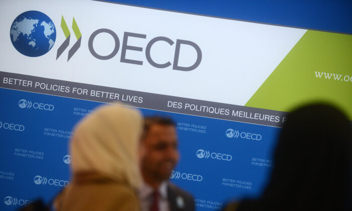 Los invitados llegan a la sede de la OCDE en París, Francia, el 27 de noviembre de 2013. (Antoine Antoniol/Getty Images)