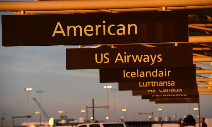 Cartel de American Airlines en el aeropuerto internacional de Denver, Colorado (EE.UU.), el 9 de diciembre de 2013. (Emmanuel Dunand/AFP/Getty Images)