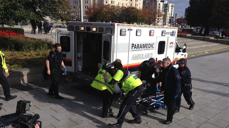 En una foto de archivo, se ven policías y paramédicos transportan a un herido el 22 de octubre de 2014 en Ottawa, Ontario (Canadá). (Michel Comte/AFP vía Getty Images)