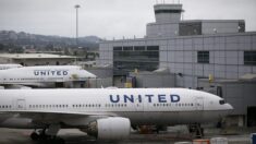 Evacúan vuelo de United Airlines luego que adolescente usara AirDrop para hacer broma a pasajeros