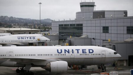 Evacúan vuelo de United Airlines luego que adolescente usara AirDrop para hacer broma a pasajeros