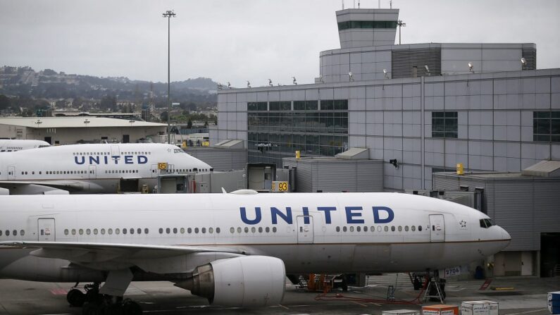 Los aviones de United Airlines se encuentran en la pista del Aeropuerto Internacional de San Francisco el 8 de julio de 2015 en San Francisco, California. (Justin Sullivan/Getty Images)