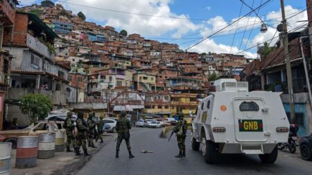 Policía del régimen venezolano comienza operativo en barriada de Caracas tras 18 horas de tiroteo