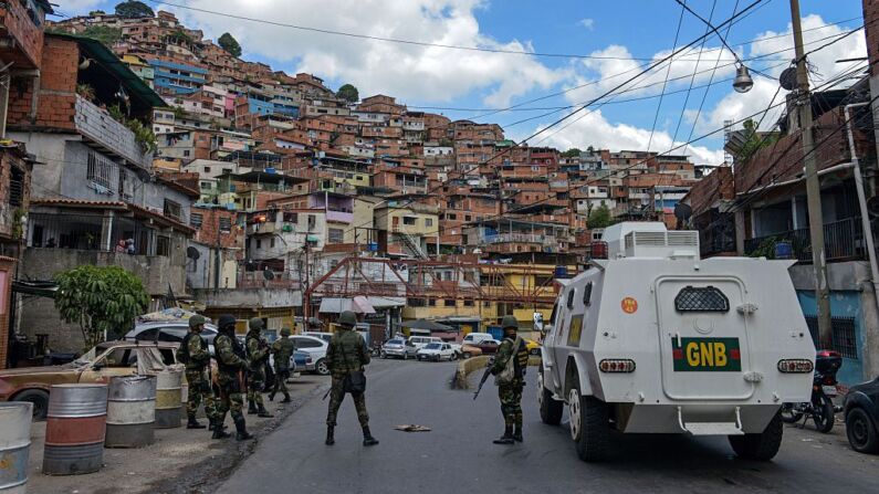 Miembros de la Guardia Nacional participan en un operativo de seguridad en el barrio de la Cota 905 en Caracas el 13 de julio de 2015. Las bandas que controlan el barrio de la Cota 905 se enfrentaron a la policía en la madrugada del lunes, lo que obligó a la Guardia Nacional a participar en el operativo. (FEDERICO PARRA/AFP a través de Getty Images)