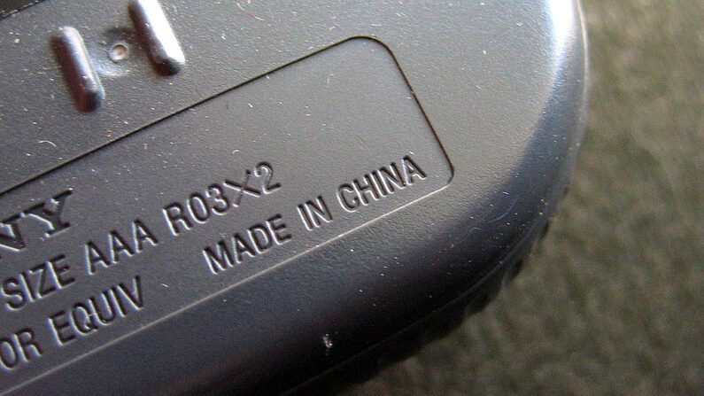 Las palabras "Hecho en China" se ven estampadas en la parte inferior de un Walkman de Sony el 12 de abril de 2005 en San Francisco. (Justin Sullivan/Getty Images)