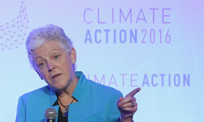 La administradora de la EPA, Gina McCarthy, habla durante la Cumbre de Acción Climática 2016 en el Hotel Willard en Washington, D.C., el 6 de mayo de 2016. (Mark Wilson/Getty Images)