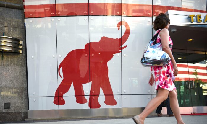Una mujer pasa por delante del logotipo del elefante del Partido Republicano de Estados Unidos en el primer día de la Convención Nacional Republicana en Cleveland, Ohio, el 18 de julio de 2016. (Dominick Reuter/AFP vía Getty Images)