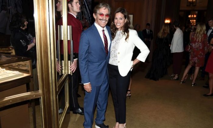 Geraldo Rivera (i) y Erica Levy asisten al evento de reapertura de la tienda de Cartier de la Quinta Avenida en la Mansión Cartier en Nueva York, el 7 de septiembre de 2016. (Nicholas Hunt/Getty Images for Cartier)