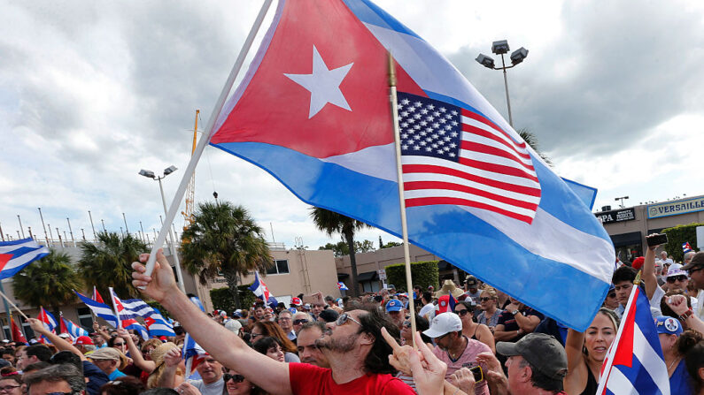 Cubanoestadounidenses en la Pequeña Habana de Miami, el 26 de noviembre de 2016. (Rhona Wise/AFP vía Getty Images)
