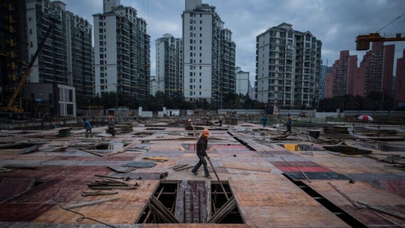 Un hombre trabaja en una obra de construcción de un rascacielos residencial en Shanghai el 29 de noviembre de 2016. (Johannes Eisele/AFP vía Getty Images)