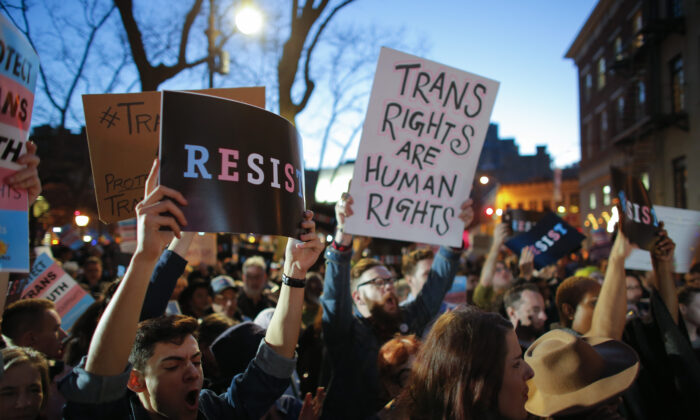 Un grupo de personas participa en una manifestación de apoyo a las causas transgénero en la zona de Greenwich Village (Nueva York) el 23 de febrero de 2017. (Kena Betancur/AFP vía Getty Images)