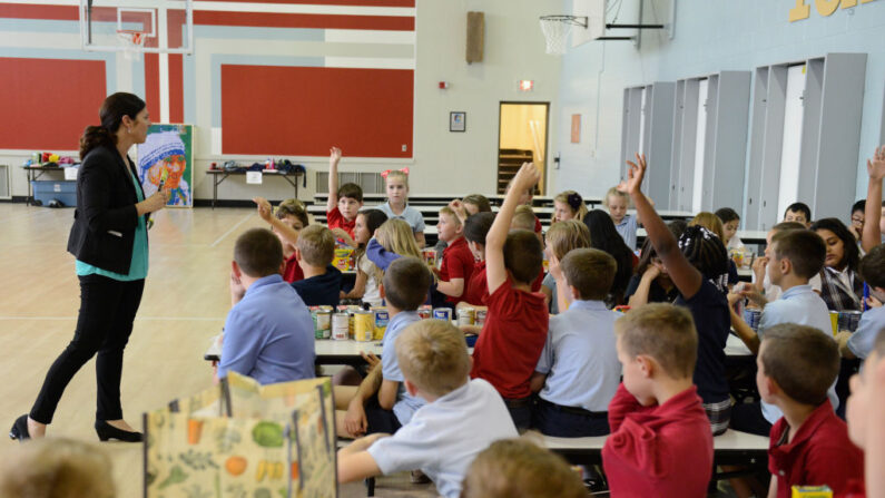 Shelly Hinton, vicepresidenta del Banco Regional de Alimentos de Akron-Canton, habla a los estudiantes de la escuela Saint Hillary sobre el plan de lecciones Hungry To Help el 24 de mayo de 2017 en Fairlawn, Ohio. (Duane Prokop/Getty Images para Feeding America)