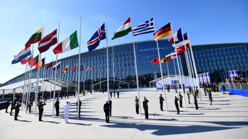 Funcionarios y personal militar en la sede de la OTAN, en Bruselas, el 25 de mayo de 2017. (Emmanuel Dunand/AFP vía Getty Images)