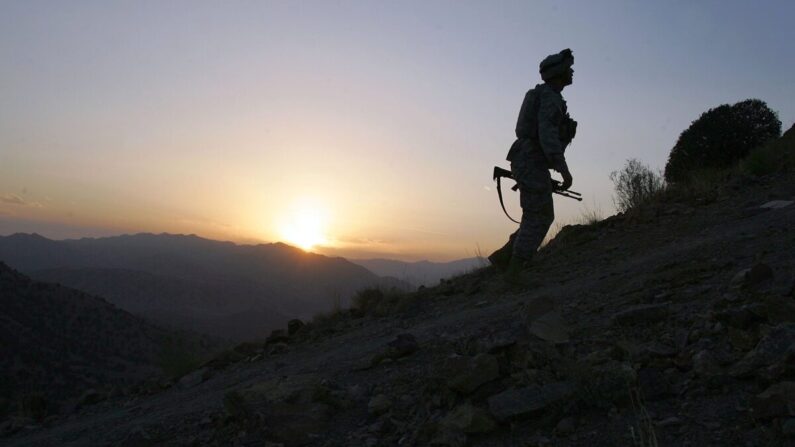 Un soldado del ejército estadounidense sube una colina hacia un puesto de avanzada estadounidense cerca de Camp Tillman, Afganistán, a solo dos kilómetros de la frontera con Pakistán, el 15 de octubre de 2006. (John Moore/Getty Images)