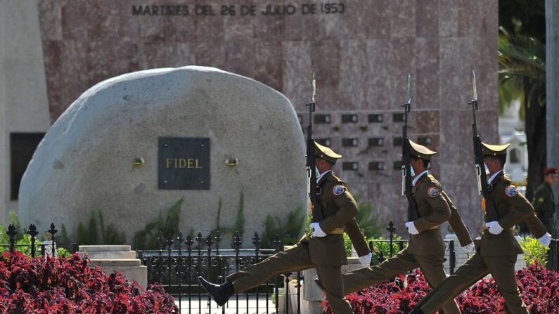 Soldados frente a la tumba del fallecido líder comunista cubano Fidel Castro en el cementerio de Santa Ifigenia en Santiago de Cuba, tomada el 20 de junio de 2017. (YAMIL LAGE/AFP a través de Getty Images)