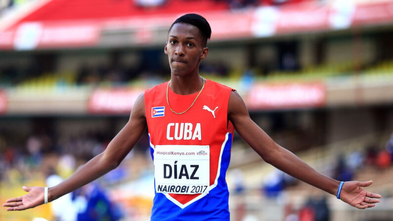 Jordan Diaz de Cuba celebra establecer un nuevo récord mundial U18 en la final del triple salto masculino en el tercer día del Campeonato Mundial IAAF U18 en el Estadio Kasarani el 14 de julio de 2017 en Nairobi, Kenia. (Ben Hoskins/Getty Images para la IAAF)
