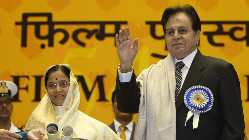 La expresidenta india Pratibha Patil (i) entrega el premio Life Time Achievement a Dilip Kumar (d) en la 54ª edición de los Premios Nacionales de Cine en Nueva Delhi el 2 de septiembre de 2007. (Prakash Singh/AFP vía Getty Images)