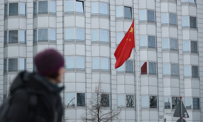 Una mujer pasa por delante de la embajada china en Berlín (Alemania) el 11 de diciembre de 2017. (Sean Gallup/Getty Images)