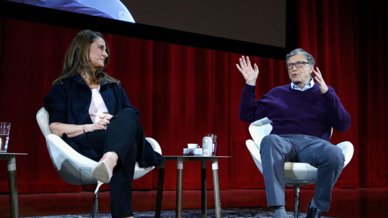 Melinda Gates y Bill Gates hablan durante el panel Lin-Manuel Miranda In conversation with Bill & Melinda Gates en el Hunter College el 13 de febrero de 2018 en la ciudad de Nueva York. (John Lamparski/Getty Images)