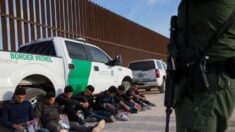 Agentes fronterizos descubren 80 ilegales en camión de carga en Texas