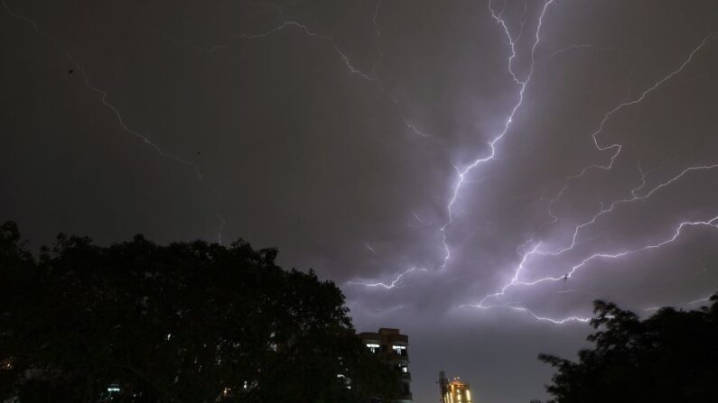 En una foto de archivo, se ve un rayo cae sobre apartamentos residenciales durante una tormenta eléctrica en las afueras de la capital india, Nueva Delhi, el 2 de mayo de 2018. (Prakash Singh/AFP vía Getty Images)