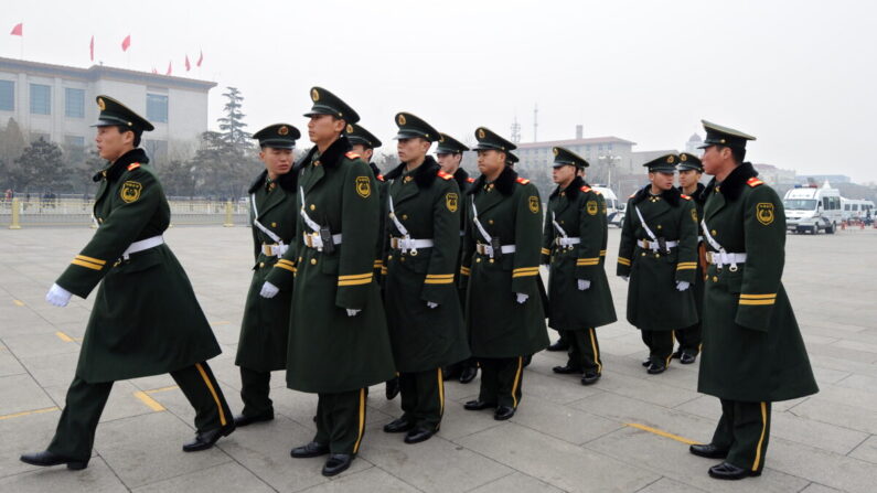 La policía paramilitar china se prepara para marchar en la Plaza de Tiananmen en Beijing el 4 de marzo de 2010. (Frederic J. Brown/AFP vía Getty Images)