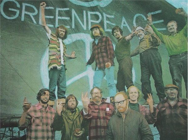 Patrick Moore (atrás, 2º izq.) posa con otros miembros de la tripulación del primer viaje de Greenpeace de Vancouver a Alaska para protestar contra las pruebas de bombas de hidrógeno de Estados Unidos en las islas Aleutianas en septiembre de 1971. (Foto de Robert Keziere)