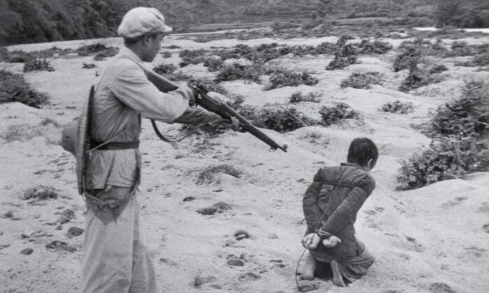 Un terrateniente chino es ejecutado por un soldado comunista en Fukang, China. (Dominio público)