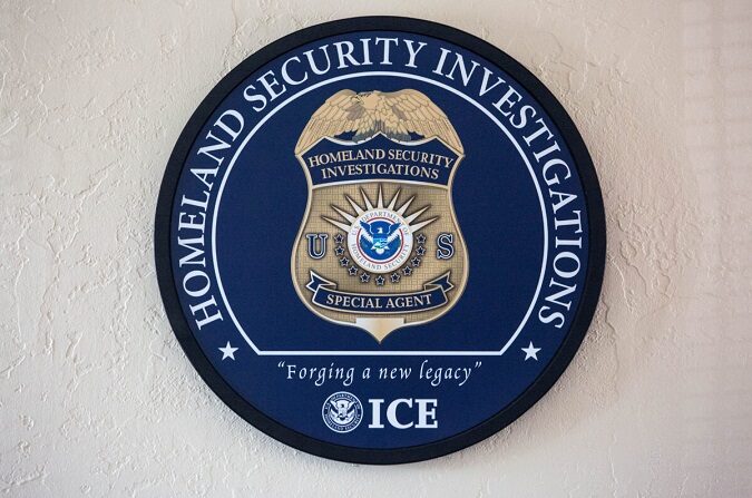 El logo de ICE Homeland Security Investigations. (Samira Bouaou/The Epoch Times)