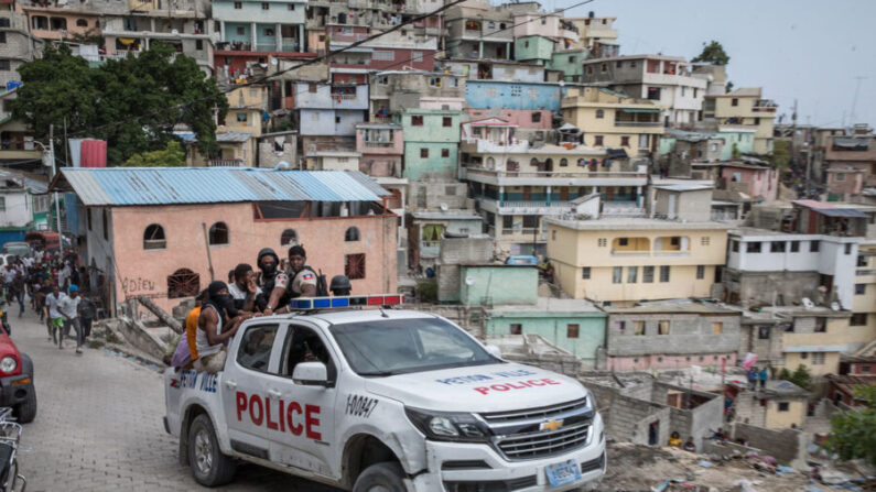 Una patrulla repleta de civiles y policías sube al municipio de Jalousie (donde los hombres acusados de estar involucrados en el asesinato del presidente Jovenel Moise han sido arrestados) en Haití el 8 de julio de 2021. (Valerie Baeriswyl/AFP vía Getty Images)