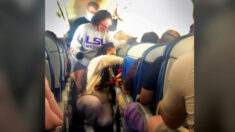 2 estudiantes de medicina atienden llamado de auxilio a pasajeros por emergencia en vuelo a Grecia