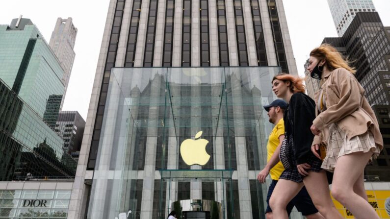 La gente pasa por delante de una tienda de Apple en Nueva York el 13 de julio de 2021. (Angela Weiss/AFP vía Getty Images)
