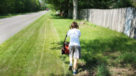 Niño de 8 años acepta «desafío de las 50 yardas» para podar césped de ancianos y personas que necesiten