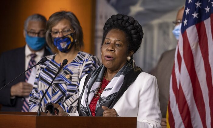 La representante estadounidense Sheila Jackson Lee (D-Texas) habla sobre el proyecto de ley HR 40 en una conferencia de prensa del Caucus Negro del Congreso en Capitol Hill en Washington el 1 de julio de 2020 (Tasos Katopodis / Getty Images)