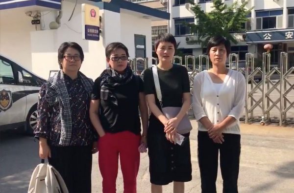 La esposa de Wang Quanzhang, Li Wenzu, y las esposas de otros 3 abogados chinos de derechos humanos critican a la policía de la ciudad de Linyi frente a la comisaría el 31 de agosto de 2019. (Captura de pantalla/Twitter de Li Wenzu)