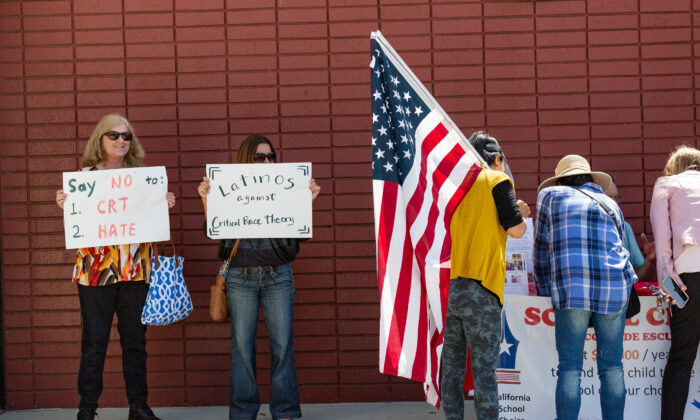 Manifestantes frente a la sede del Distrito Escolar Unificado de Los Alamitos en protesta por las enseñanza de la teoría crítica de la raza en Los Alamitos, California, el 11 de mayo de 2021. (John Fredricks/The Epoch Times)
