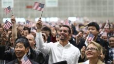 Administración Biden anuncia campaña para facilitar que millones de inmigrantes se conviertan en ciudadanos