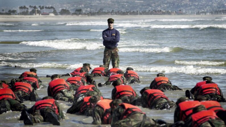 Los reclutas son llevados hasta sus límites físicos y mentales durante un entrenamiento básico de demolición subacuática/SEAL (BUD/S) de seis meses en California (Compañero de 2da clase Eric S. Logsdon/U.S. Navy a través de Getty Images)