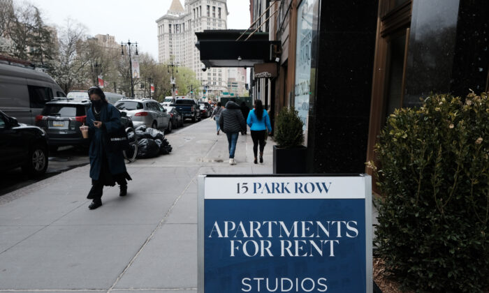 Un anuncio de alquiler de apartamentos en una zona del bajo Manhattan el 16 de abril de 2021. (Spencer Platt/Getty Images)