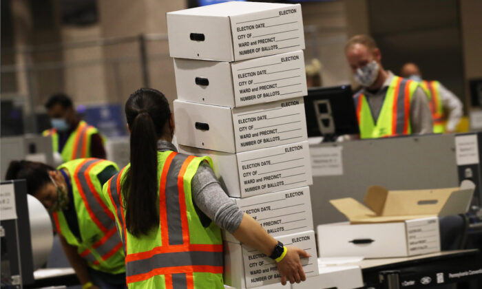 Trabajadores electorales cuentan las boletas en Filadelfia, Pensilvania, el 4 de noviembre de 2020. (Spencer Platt/Getty Images)