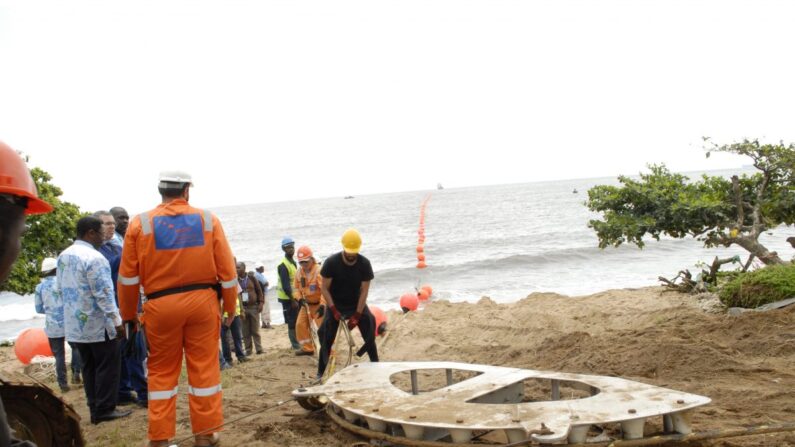 Trabajos de Huawei Marine en el sistema de cables South Atlantic Inter Link (SAIL), de 6000 km de longitud, que une Camerún y Brasil, en esta foto sin fecha. (Amindeh Blaise Atabong, especial para The Epoch Times)